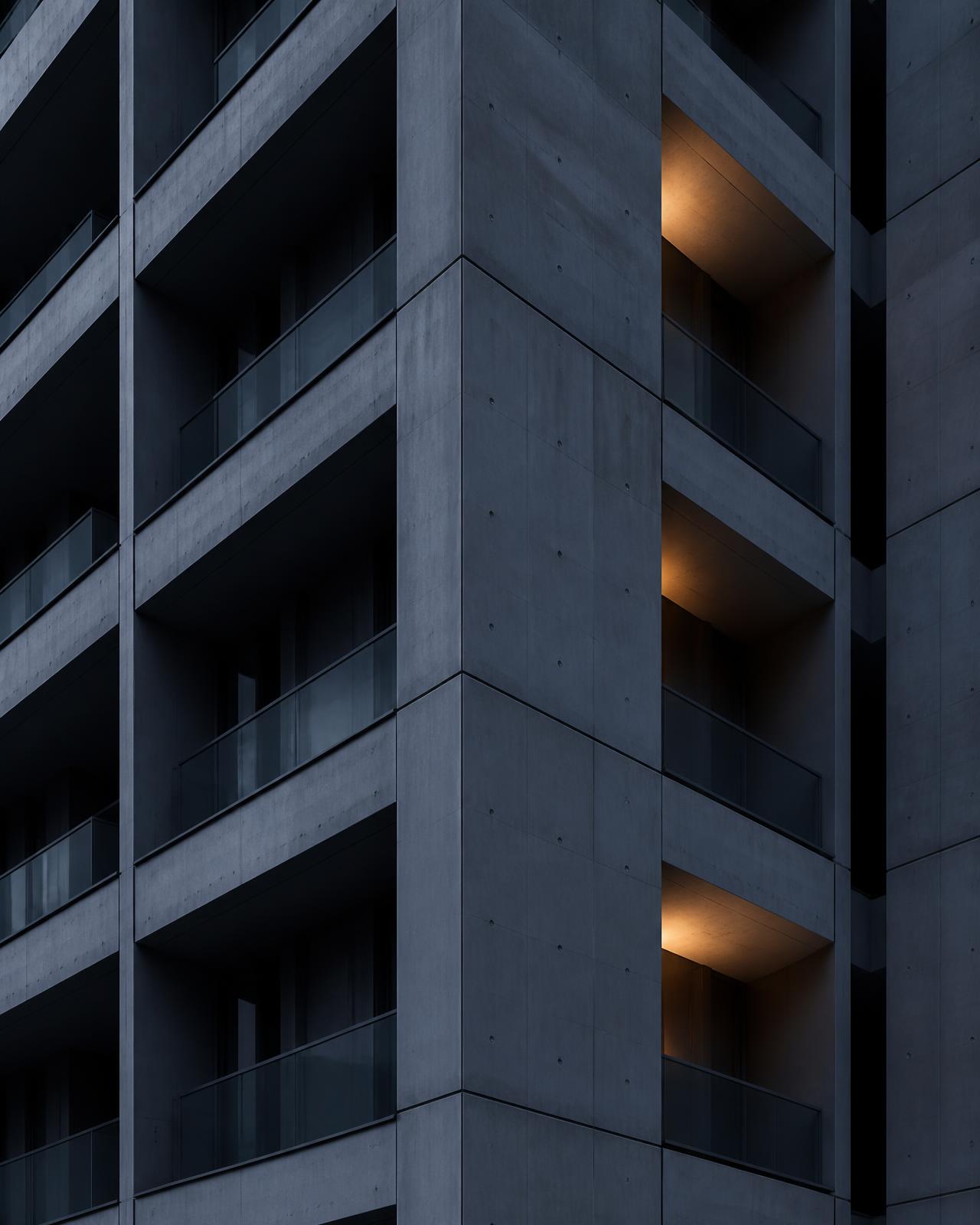Fachada de concreto de um edifício residencial em detalhe geométrico
